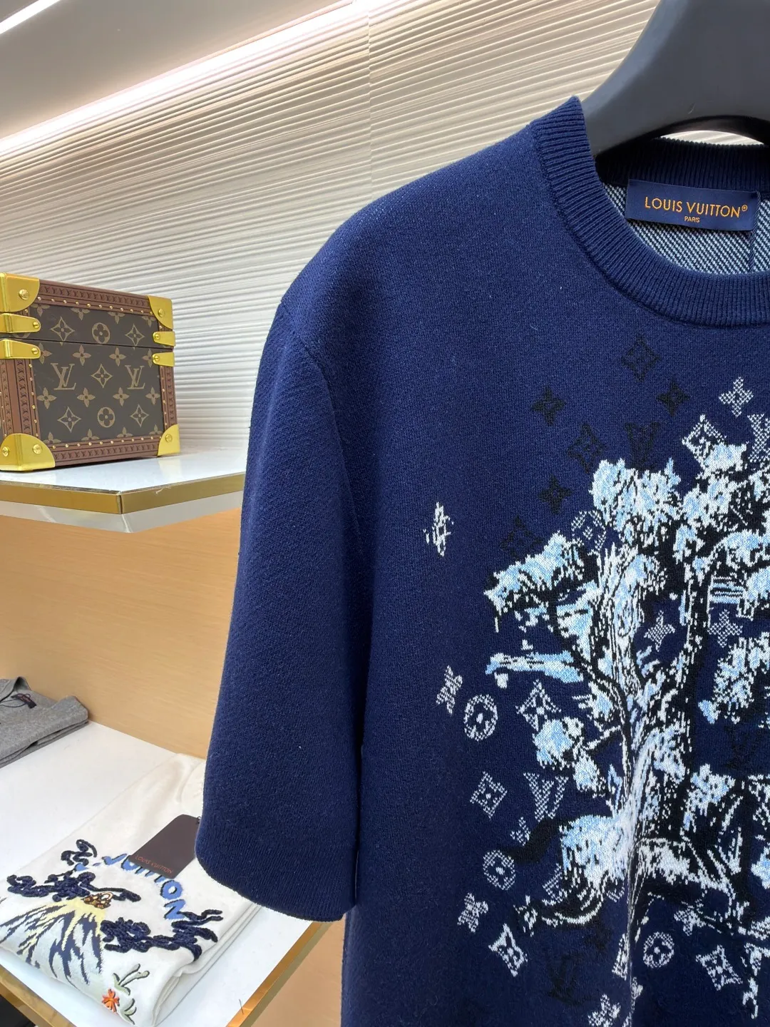 LOUIS VUITTON Year of the Horse limited intarsia letter jacquard knitted short sleeves ●Original version: purchased and developed by 9988 ●Item number: 1682471-B15 ●Fabrics: cotton fabric ●Technology: jacquard knitting ●Color: navy blue ●Version: fitted version ●Weight: about 345 grams ●Size: S-M-L-XL ●Description: This Louis Vuitton navy blue jacquard short-sleeved sweater is made of high-count worsted wool blended fabric. After pre-shrunk treatment, it has a soft and skin-friendly touch and is not easy to pill. The fine knitted texture of the fabric makes the body more textured. The center of the body uses digital jacquard technology to create an abstract floral pattern. The pattern incorporates the brand's classic presbyopic elements. The jacquard part is interwoven with colored yarns to form a three-dimensional texture. The colors are contrasting and rich in layers. The edges are supplemented by fine overlocking technology to prevent threading. The neckline is ribbed knitted and reinforced with double-needle sewing technology, which makes it durable and not easy to loosen. The cuffs and hem are seamlessly trimmed to make the overall shape more neat. From fabric selection to jacquard weaving, every process follows the brand's strict clothing standards. Precise stitch length control makes the knitted structure more stable, perfectly balancing design and wearing comfort. The overall wiring is straight and delicate, the fabric is comfortable and soft, and the color is consistent without color difference. It can be matched with the same style to create a fashionable look and control various occasions. Customized accessories, complete with three standards, same style for men and women!